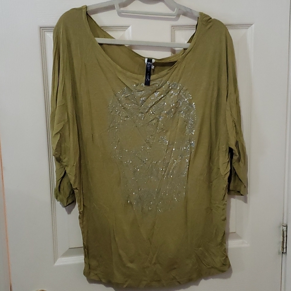 Lyss loo sparkling skull top size medium $5 if more than one item is purchased